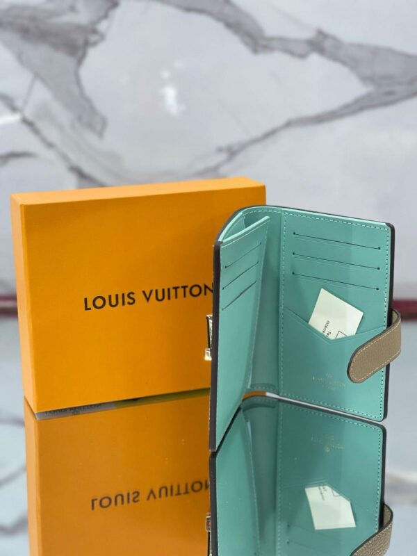 Beige Wallet W/Green LV Leather an Clasp - Imagen 2