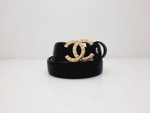 Chanel negro liso hebilla dorada