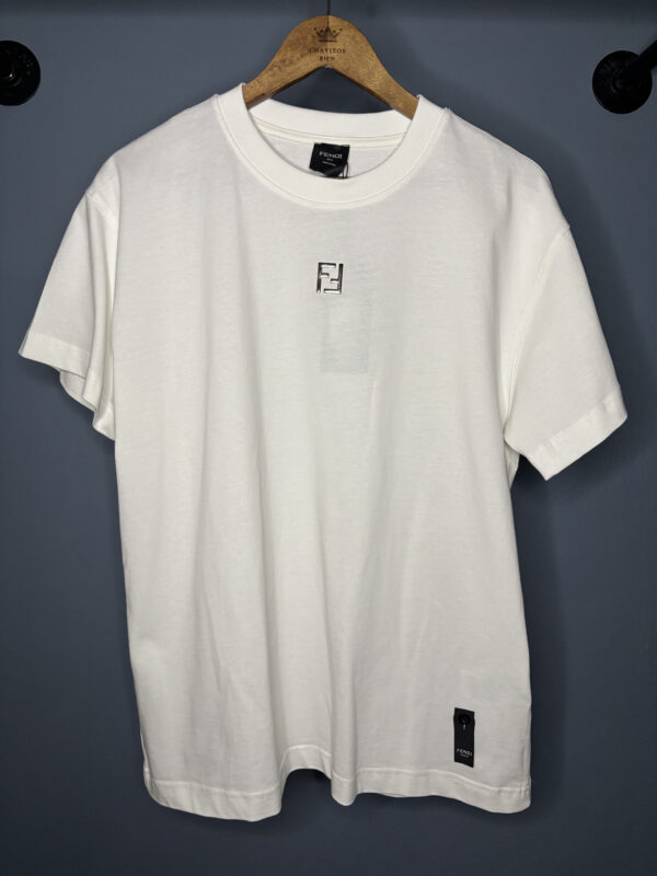 Fendi blanca pin metalico
