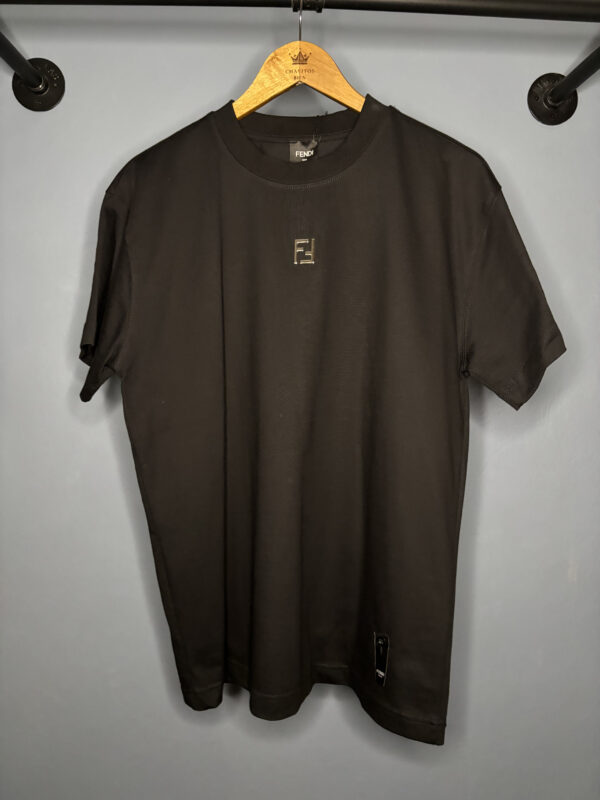 Fendi negra pin metalico