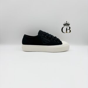 Black canvas | with laces