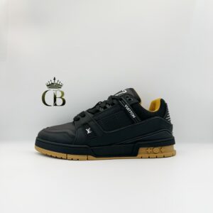 | Trainer Black with domino