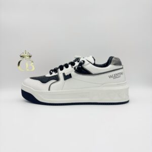 | One Stud XL White With Black Lines