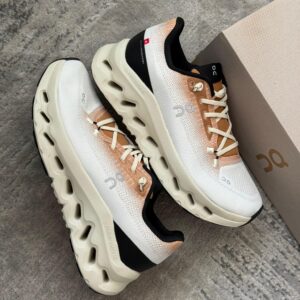 On Cloudtilt modelo Ivory Almond