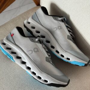 On Cloudsurfer Trail 2 Waterproof Gris con azul