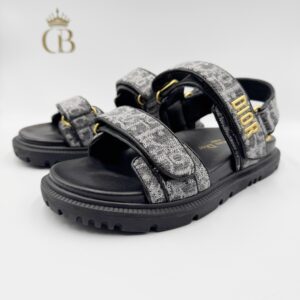 Sandalia monogram de tela gris